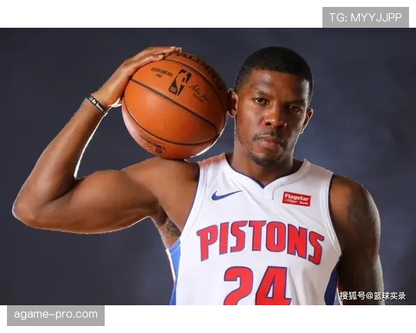 乔·约翰逊无球灵活跑位拉开空间提升球队外线威胁